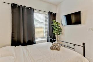 3 Mins to DT Lux Townhome 2 Car Garage King Bed - 2