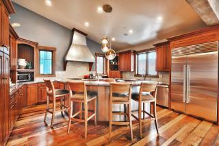 Old Town Escape Ski Access Theater Hot Tub - 1