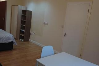 Studio Sleeps 2 with Free Parking - 8