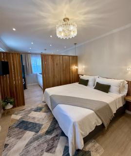 Brand New Boutique Home 6 BR Sleeps 20 Savannah - 1