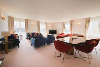 3 Bed Apartment Sleeps 6 - Free Parking Wifi - 4