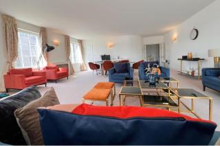 3 Bed Apartment Sleeps 6 - Free Parking Wifi - 1