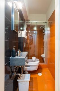 Spacious 2BR, hot tub, prvt parking, near metro - 6