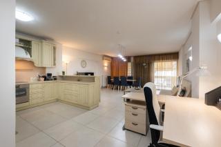 Spacious 2BR, hot tub, prvt parking, near metro - 0