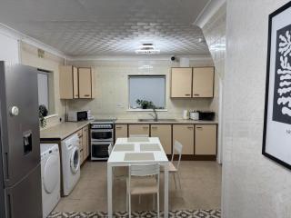 Large House for Contractors, families and groups - 4