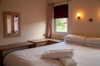 Saffron Lodge With Hot Tub - 2