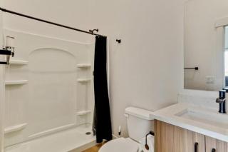 3 Min to DT 2 Car Garage Lux Townhome King Bed - 8