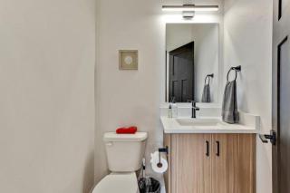 3 Min to DT 2 Car Garage Lux Townhome King Bed - 5