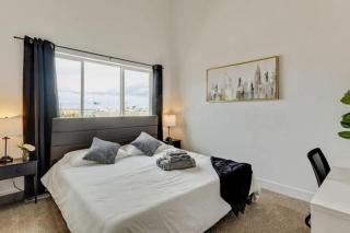 3 Min to DT 2 Car Garage Lux Townhome King Bed - 9