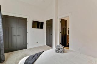 3 Min to DT 2 Car Garage Lux Townhome King Bed - 2