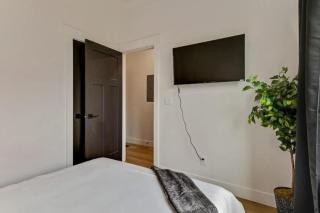 3 Min to DT 2 Car Garage Lux Townhome King Bed - 4