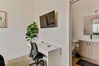 3 Min to DT 2 Car Garage Lux Townhome King Bed - 6