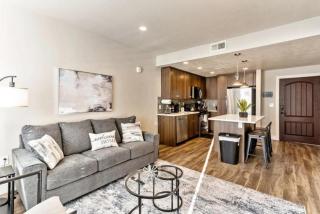 Salt Palace and Delta Arena Gym King Bed Golf Simulator - 5