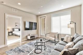 Salt Palace and Delta Arena Gym King Bed Golf Simulator - 4