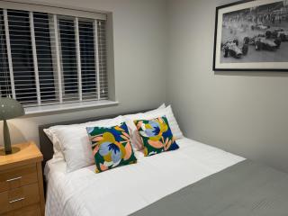 Luxury 1 bed new-build house near Science & Business parks - 8