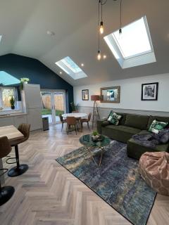 Luxury 2 bed new-build house near Science & Business parks - 4