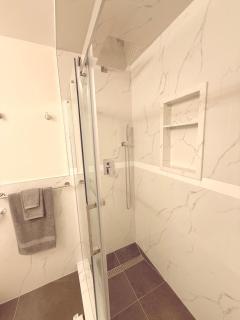 Modern 1-BR Suite EV Charger, Backyard BBQ & Near Square One - 9