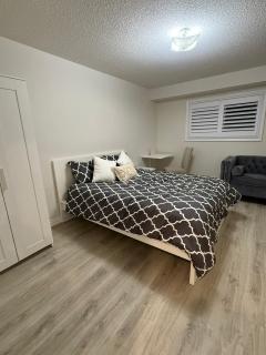 Modern 1-BR Suite EV Charger, Backyard BBQ & Near Square One - 4
