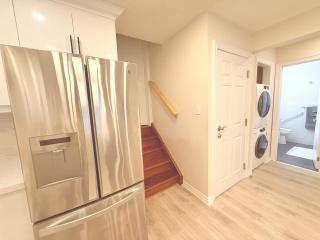 Modern 1-BR Suite EV Charger, Backyard BBQ & Near Square One - 1