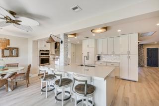 Spacious Yard, Near Golf Modern Home in Hollywood - 3