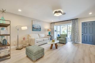 Spacious Yard, Near Golf Modern Home in Hollywood - 1