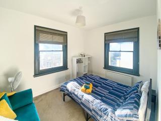 Charming 2BD Mins From Station - 3