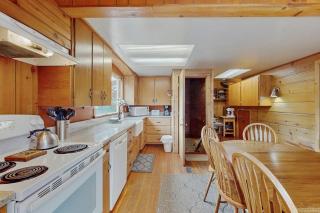 McKinnon's Beach House - 3