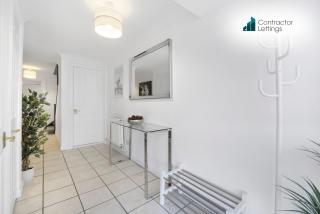 4 Bedroom Elegant House Near Peterborough City Center with Free Parking - Angus Suites by Contractor Lettings - 4