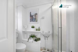 4 Bedroom Elegant House Near Peterborough City Center with Free Parking - Angus Suites by Contractor Lettings - 2