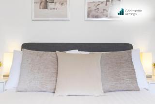 4 Bedroom Elegant House Near Peterborough City Center with Free Parking - Angus Suites by Contractor Lettings - 6