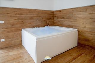 Jacuzzi - Il Centro Luxury Suites - 3