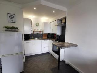 2 Bed - Sleeps 4 - Sea Views - Free Parking - 7