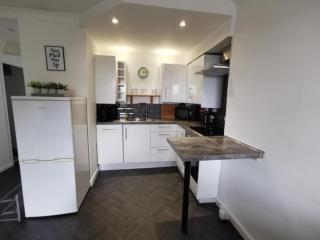 2 Bed - Sleeps 4 - Sea Views - Free Parking - 6