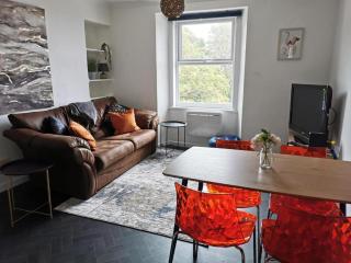 2 Bed - Sleeps 4 - Sea Views - Free Parking - 5