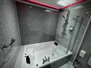 Suite 1 Private Jacuzzi Spa Hot Tub & Sauna - 4