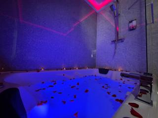 Suite 1 Private Jacuzzi Spa Hot Tub & Sauna - 1