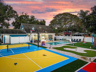 Private Oasis Pool Putting Green & Court - 5