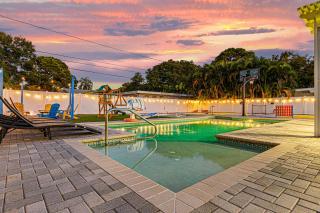 Private Oasis Pool Putting Green & Court - 3