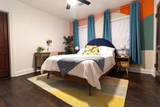 Private home with Hot Tub & Mini Golf & Fun Vibes near downtown Houston - 8