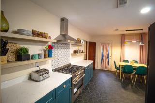 Private home with Hot Tub & Mini Golf & Fun Vibes near downtown Houston - 5