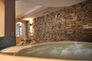 Alpenvilla Large Family Apartment - by Familiaris- Pools 500 meters - 2