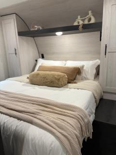 Modern Luxury RV Retreat, Your Cozy Tiny Home - Margate - 2