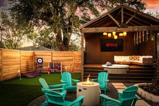 Private home with Hot Tub & Mini Golf & Fun Vibes near downtown Houston - 0