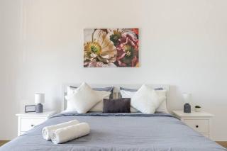 F1 - A Place to Stay 1BR Waters Edge Yas Island - Theme Parks - 0