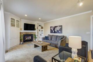 Deep Blue Spacious Escape w Hot Tub & Playground - 9