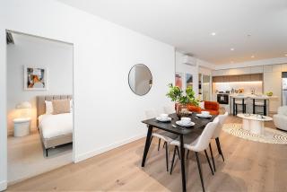 Luxury 3 Bedroom CBD Retreat Family Comfort with Pool Gym Sauna - 2