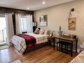 B213 Stylish Loon Mountain Studio Condo with Pool and Hot Tub - Lincoln - 0