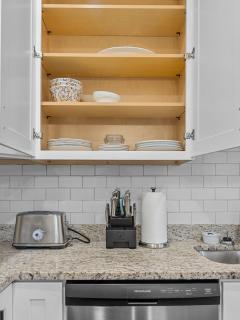 New build duplex-sleeps 6! Pet friendly! - 5