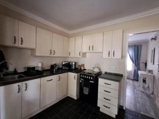 Sunflower Stables Cottage in the Garden - 2