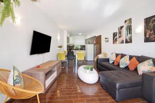 Hanna's Sunny Apartment - 8